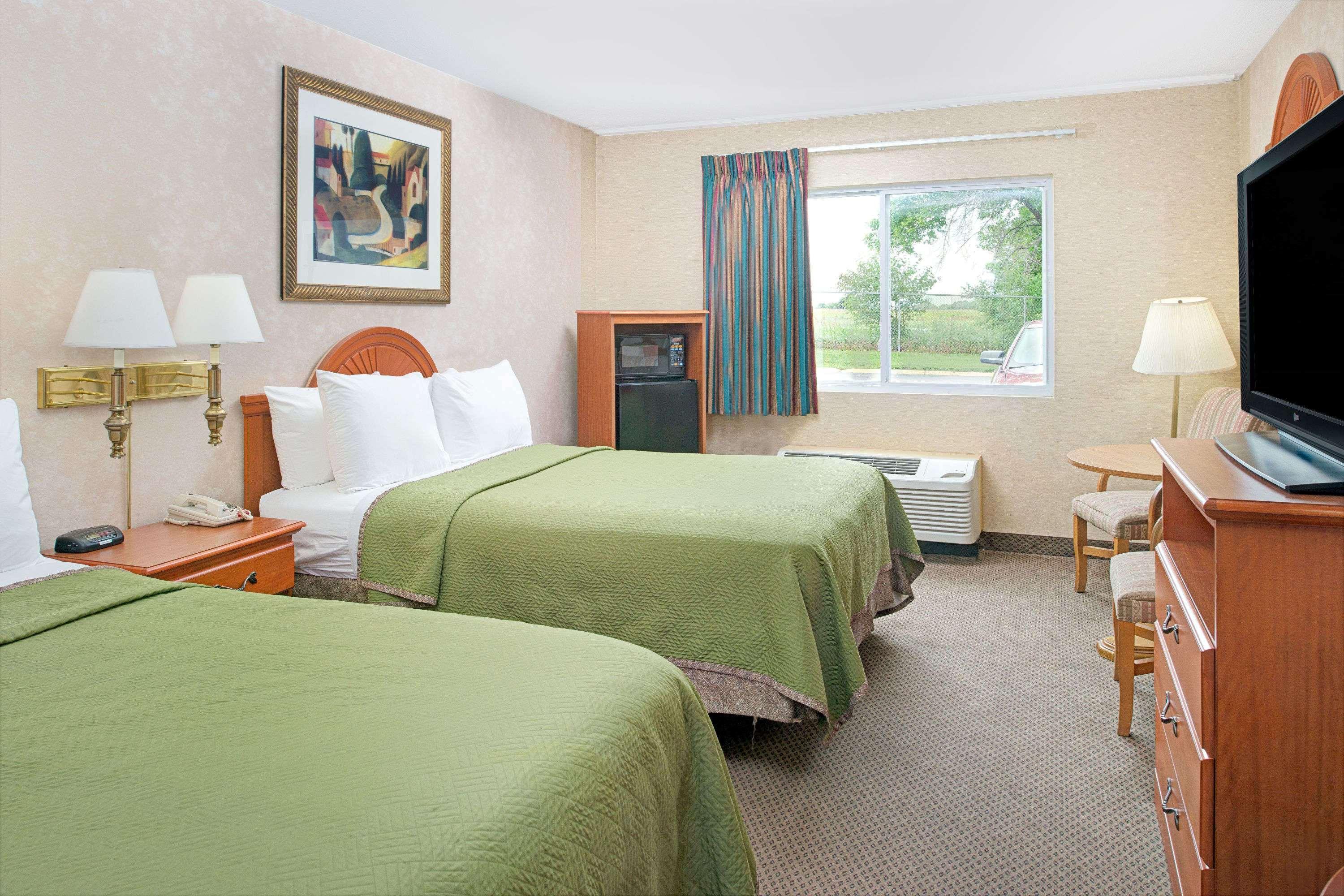 Travelodge By Wyndham Lincoln Airport I-80 Exterior photo