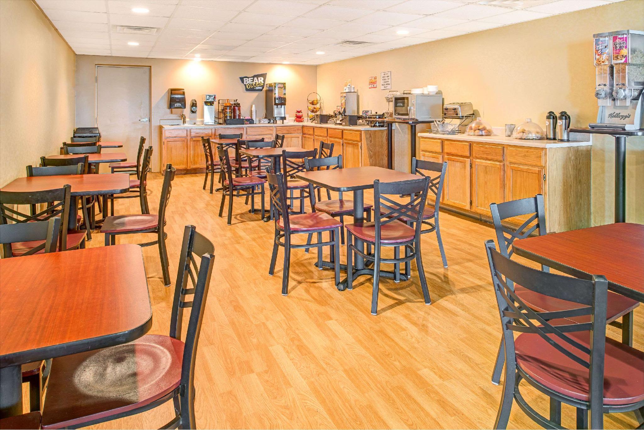 Travelodge By Wyndham Lincoln Airport I-80 Exterior photo